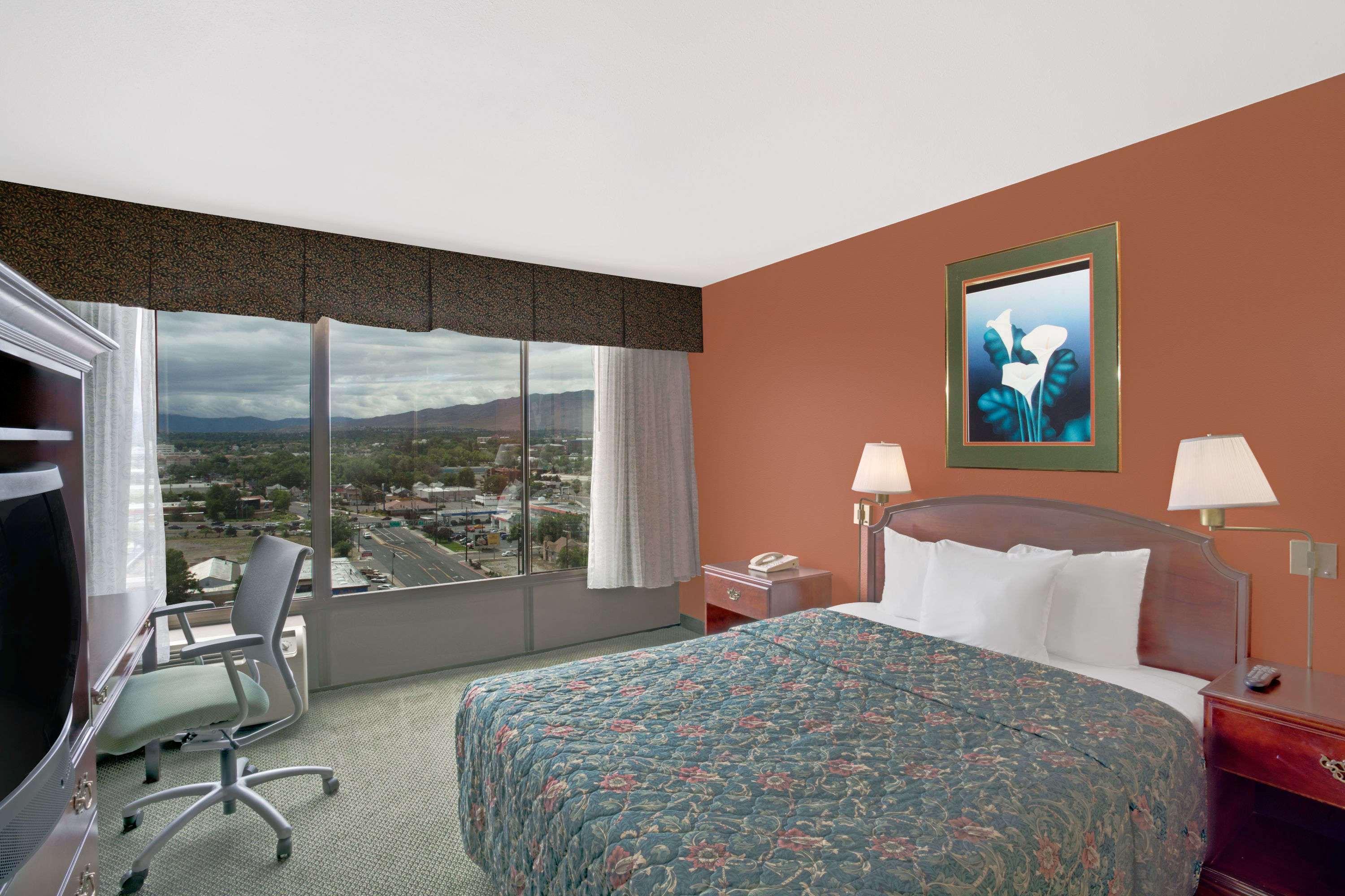 Ramada By Wyndham Reno Hotel & Casino Экстерьер фото