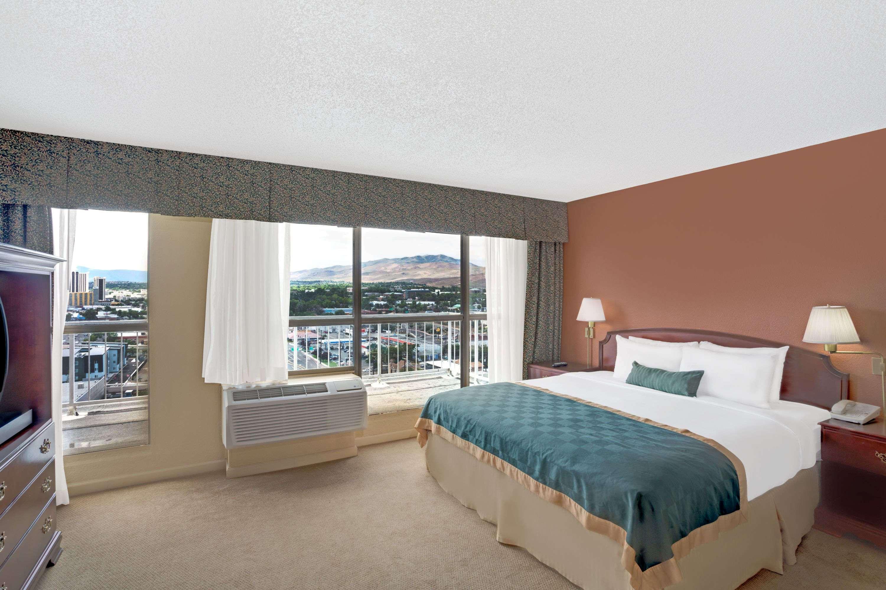 Ramada By Wyndham Reno Hotel & Casino Экстерьер фото