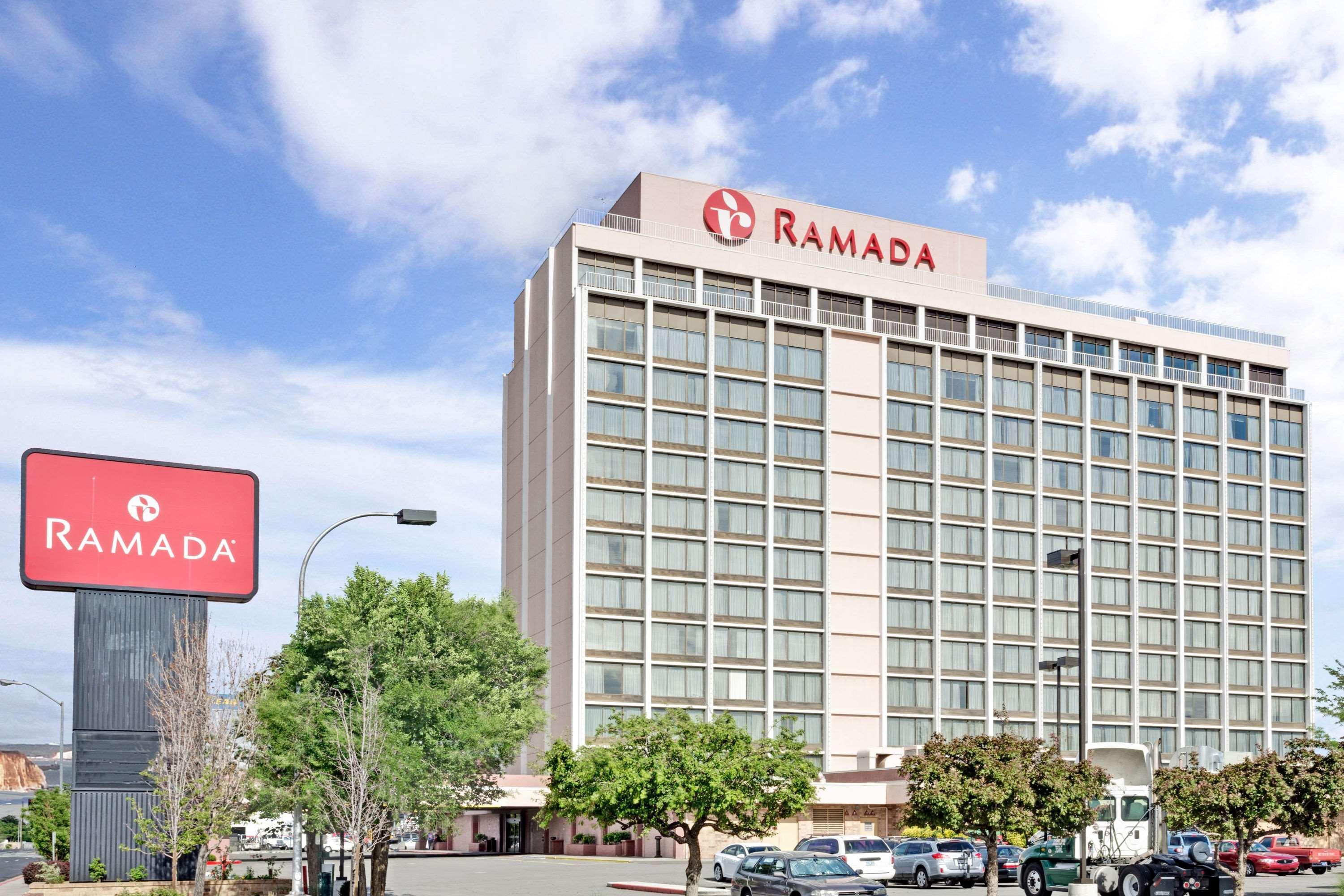 Ramada By Wyndham Reno Hotel & Casino Экстерьер фото