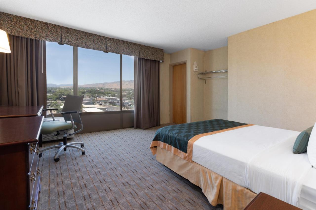 Ramada By Wyndham Reno Hotel & Casino Экстерьер фото