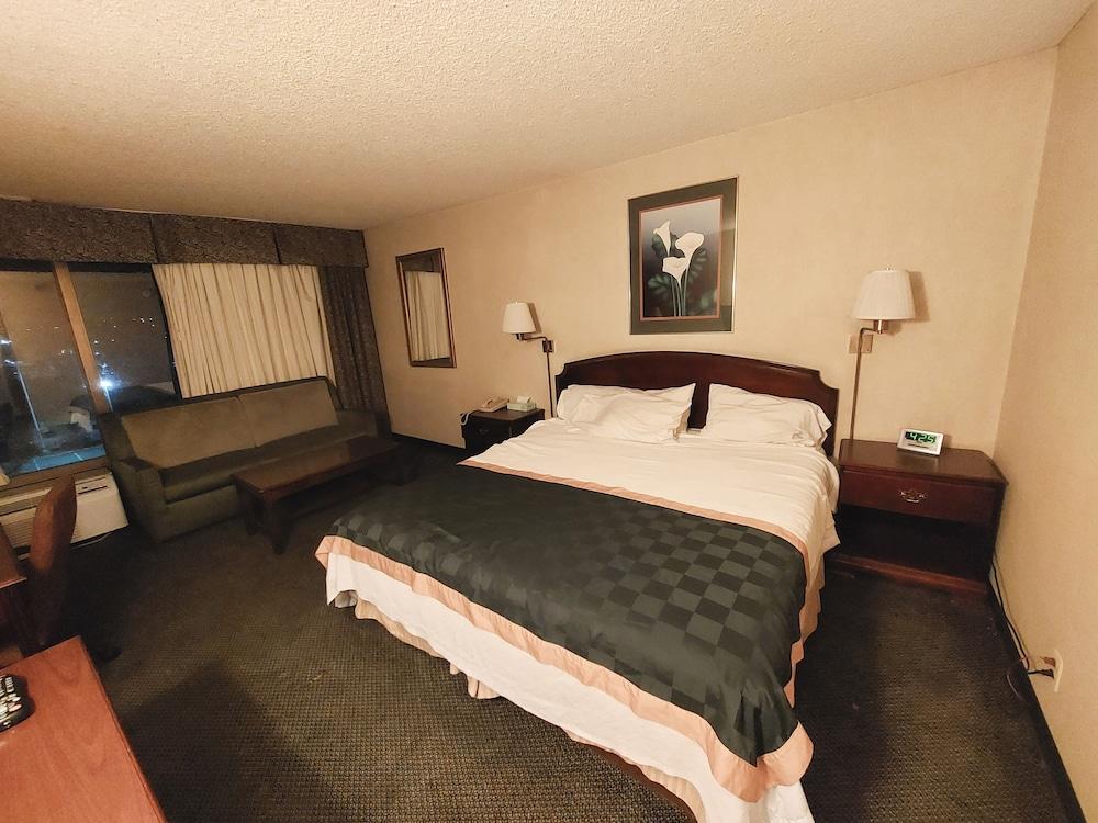 Ramada By Wyndham Reno Hotel & Casino Экстерьер фото
